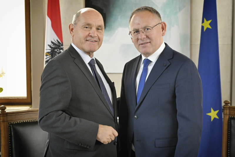 Von links: Nationalratspräsident Wolfgang Sobotka (ÖVP), Valdet Hadri - Kosovo