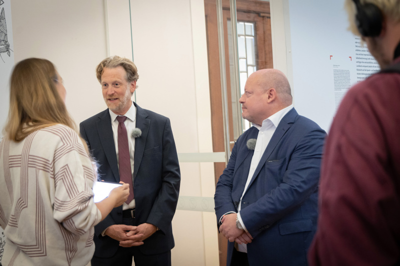 Von links: Tatjana Lukáš interviewt Helfried Carl, ehemaliger Botschafter Österreichs in der Slowakei und Lukas Mussi, stellvertretender Leiter der Abteilung „Internationale Angelegenheiten“