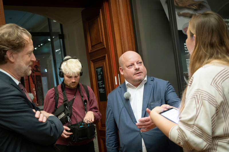 Von rechts: Tatjana Lukáš interviewt Lukas Mussi, stellvertretender Leiter der Abteilung „Internationale Angelegenheiten“ und Helfried Carl, ehemaliger Botschafter Österreichs in der Slowakei (links)