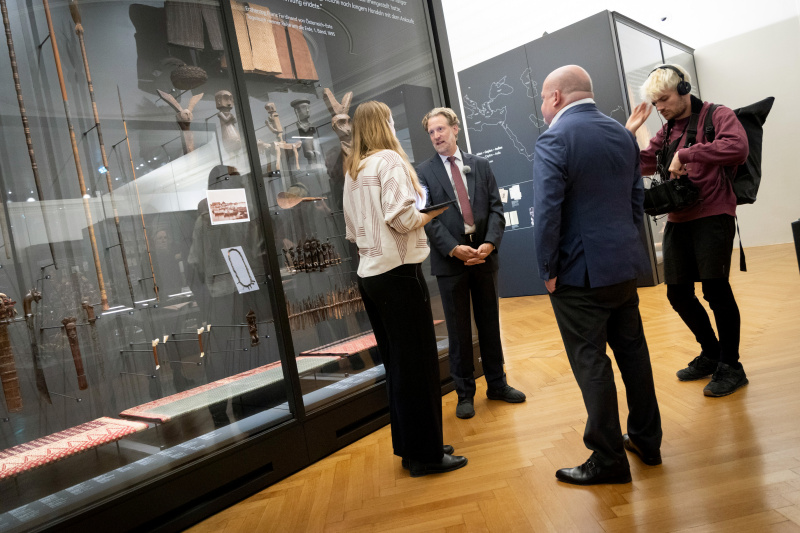 Von rechts: Tatjana Lukáš interviewt Helfried Carl, ehemaliger Botschafter Österreichs in der Slowakei und  Lukas Mussi, stellvertretender Leiter der Abteilung „Internationale Angelegenheiten“