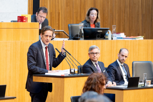 Von links: Nationalratsabgeordneter Kai Jan Krainer (SPÖ) am Rednerpult, Finanzminister Magnus Brunner (ÖVP), Staatssekretär Florian Tursky (ÖVP)