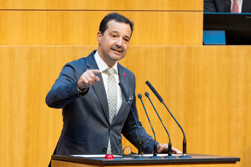 Nationalratsabgeordneter Gerald Loacker (NEOS) am Rednerpult