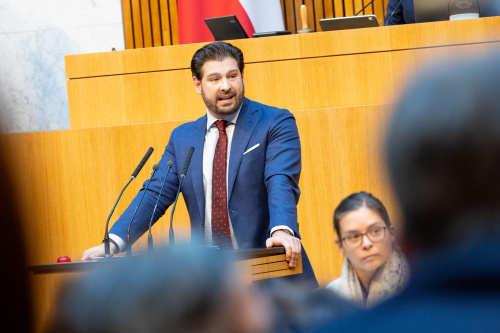 Nationalratsabgeordneter Philipp Schrangl (FPÖ) am Rednerpult