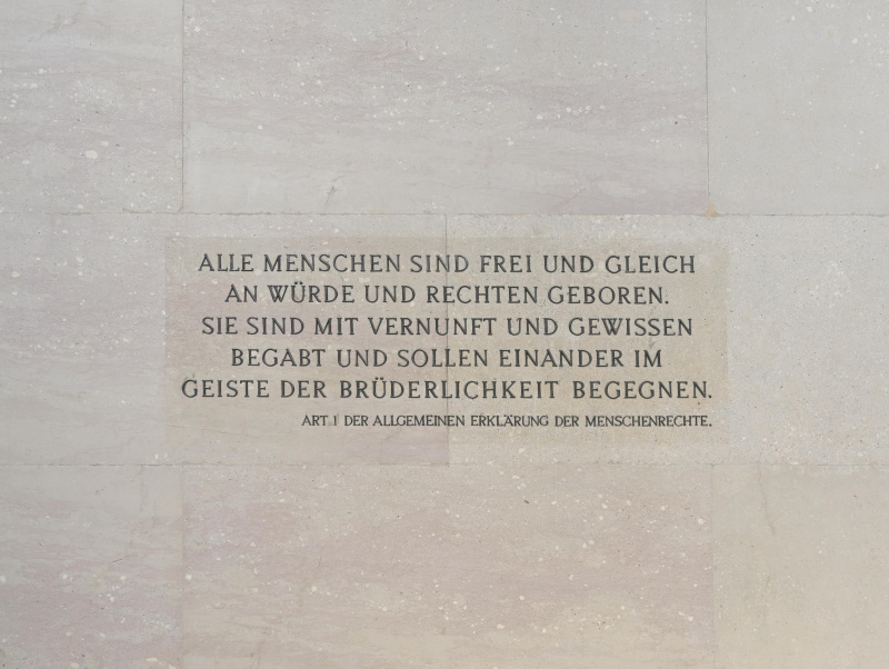Artikel 1 der Allgemeinen Erklärung der Menschenrechte. Gravur auf der Fassade des Parlaments