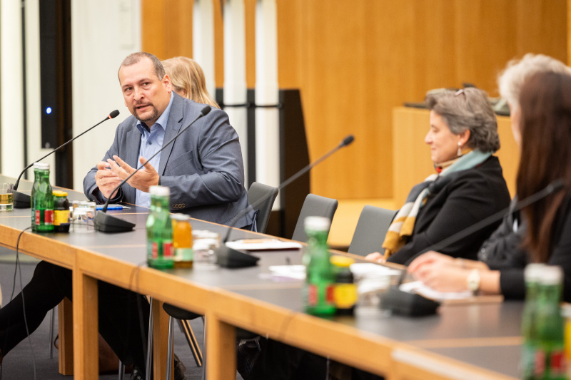 Leiter der Nachwuchsgruppe des deutschen Bundesministeriums für Bildung und Forschung Martin Lochner (links)