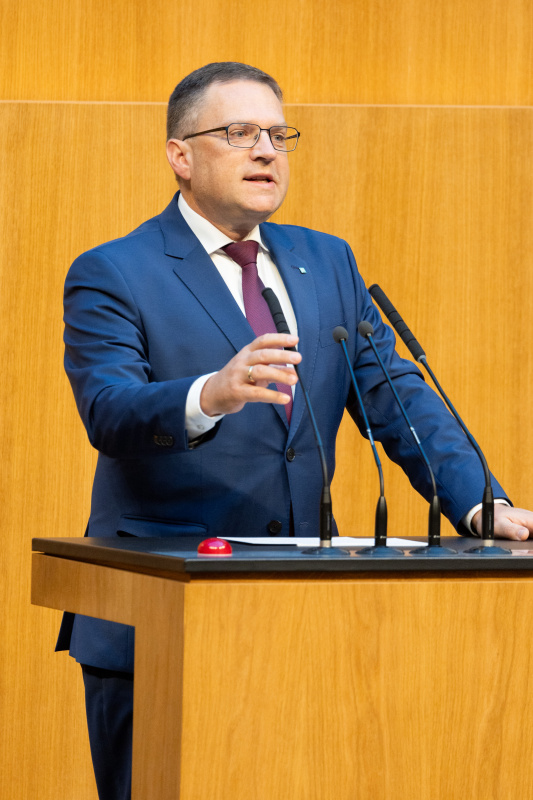 Klubobmann August Wöginger (ÖVP) am Rednerpult