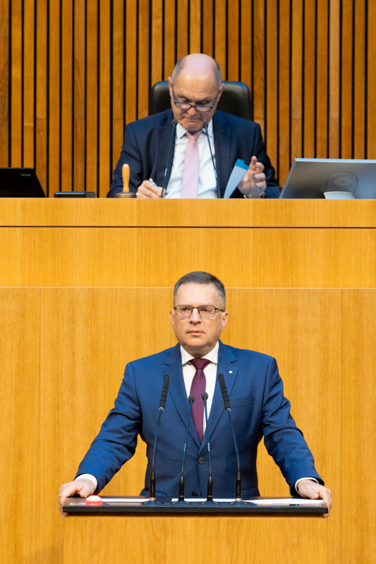 Klubobmann August Wöginger (ÖVP) am Rednerpult