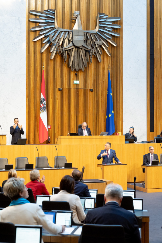 Blick Richtung Sitzungsteilnehmer:innen. Klubobmann August Wöginger (ÖVP) am Rednerpult