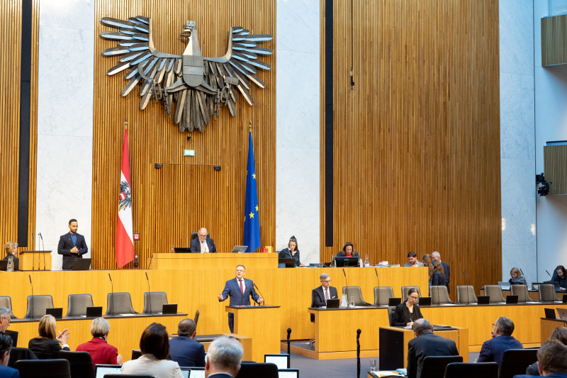 Blick Richtung Sitzungsteilnehmer:innen. Klubobmann August Wöginger (ÖVP) am Rednerpult