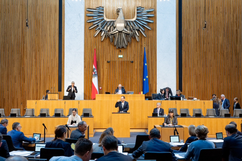 Blick Richtung Sitzungsteilnehmer:innen. Klubobmann Philip Kucher (SPÖ) am Rednerpult