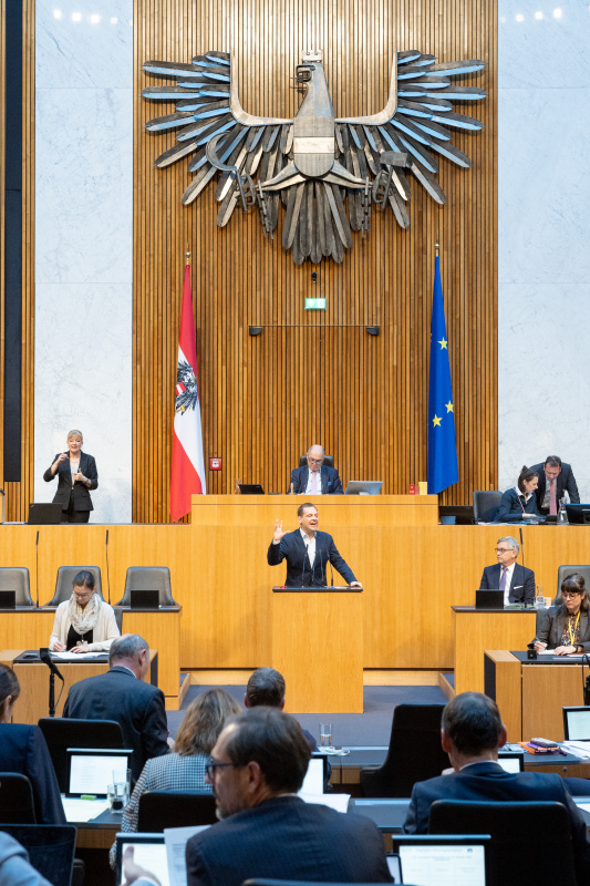 Blick Richtung Sitzungsteilnehmer:innen. Klubobmann Philip Kucher (SPÖ) am Rednerpult
