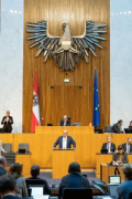 Blick Richtung Sitzungsteilnehmer:innen. Nationalratsabgeordneter Hubert Fuchs (FPÖ) am Rednerpult
