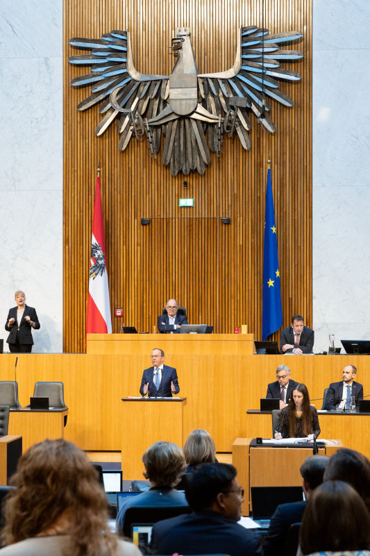 Blick Richtung Sitzungsteilnehmer:innen. Nationalratsabgeordneter Peter Haubner (ÖVP)  am Rednerpult
