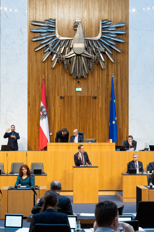 Blick Richtung Sitzungsteilnehmer:innen. Nationalratsabgeordneter Kai Jan Krainer (SPÖ) am Rednerpult