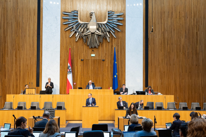 Blick Richtung Sitzungsteilnehmer:innen. Nationalratsabgeordneter Peter Haubner (ÖVP)  am Rednerpult