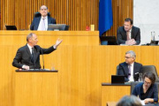Von links: Nationalratsabgeordneter Axel Kassegger (FPÖ) am Rednerpult, Finanzminister Magnus Brunner (ÖVP)