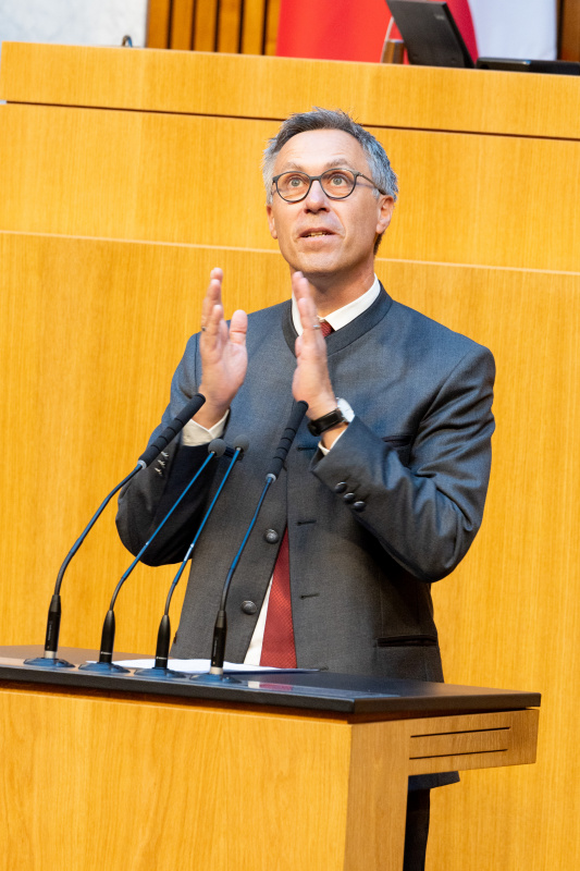 Nationalratsabgeordneter Georg Strasser (ÖVP) am Rednerpult