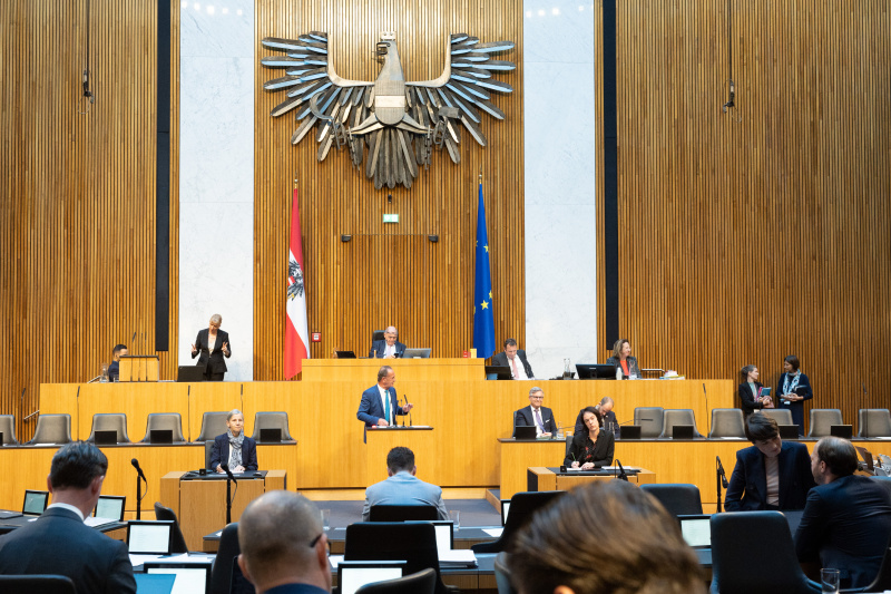 Blick Richtung Sitzungsteilnehmer:innen. Nationalratsabgeordneter Gabriel Obernosterer (ÖVP) am Rednerpult