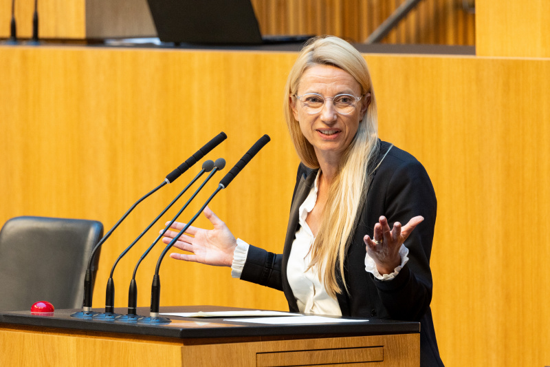 Nationalratsabgeordnete Juliane Bogner-Strauß (ÖVP) am Rednerpult