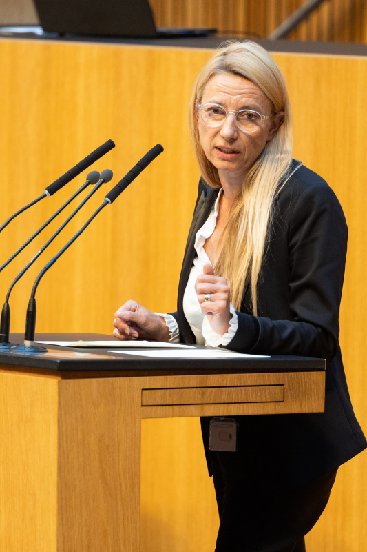 Nationalratsabgeordnete Juliane Bogner-Strauß (ÖVP) am Rednerpult