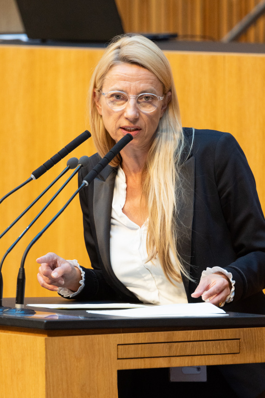 Nationalratsabgeordnete Juliane Bogner-Strauß (ÖVP) am Rednerpult