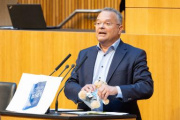 Nationalratsabgeordneter Gerald Hauser (FPÖ) am Rednerpult