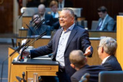 Nationalratsabgeordneter Gerald Hauser (FPÖ) am Rednerpult