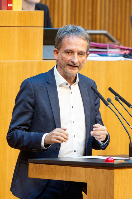 Nationalratsabgeordneter Hermann Weratschnig (GRÜNE) am Rednerpult
