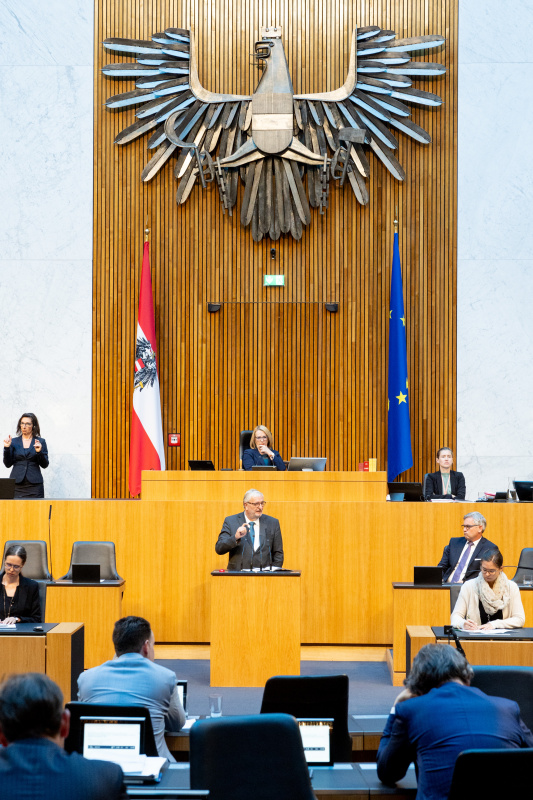 Blick Richtung Sitzungsteilnehmer:innen. Nationalratsabgeordneter Christoph Matznetter (SPÖ) am Rednerpult