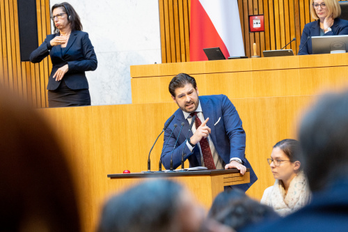 Nationalratsabgeordneter Philipp Schrangl (FPÖ) am Rednerpult