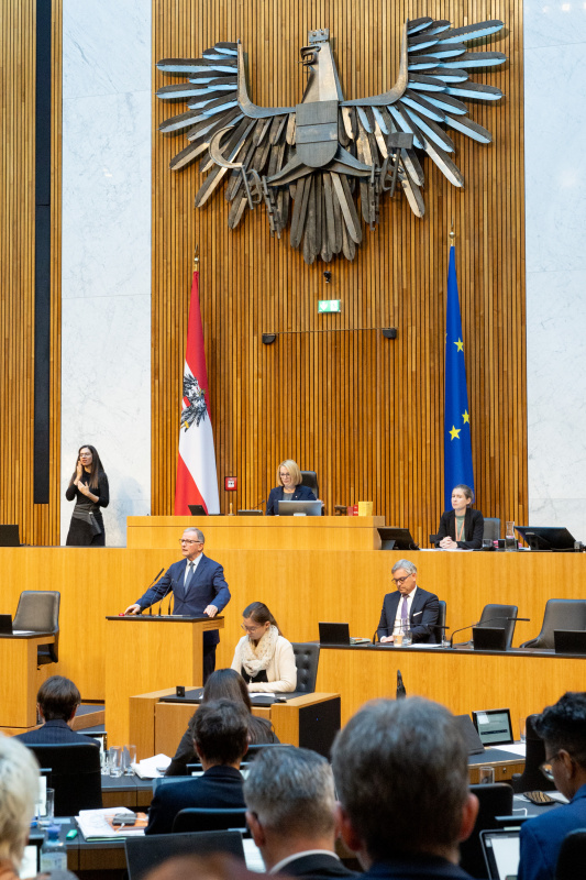 Blick Richtung Sitzungsteilnehmer:innen. Nationalratsabgeordneter Karlheinz Kopf (ÖVP) am Rednerpult