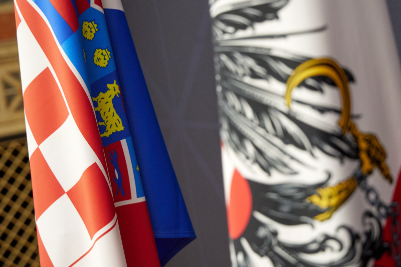 Von rechts: Fahne von Österreich, Fahne von Kroatien