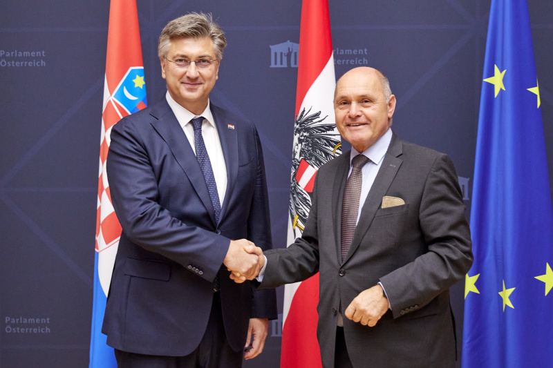 Fahnenfoto. Von rechts: Nationalratspräsident Wolfgang Sobotka (ÖVP), Kroatischer Premierminister Andrej Plenković