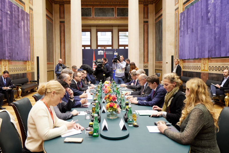Aussprache. Rechte Seite Österreichische Delegation mit Nationalratspräsident Wolfgang Sobotka (ÖVP) (4. von rechts), linke Seite Kroatische Delegation mit Kroatischem Premierminister Andrej Plenković (4. von links)