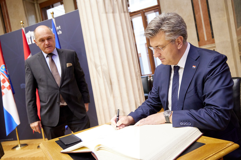 Gästebucheintrag. Von links: Nationalratspräsident Wolfgang Sobotka (ÖVP), Kroatischer Premierminister Andrej Plenković