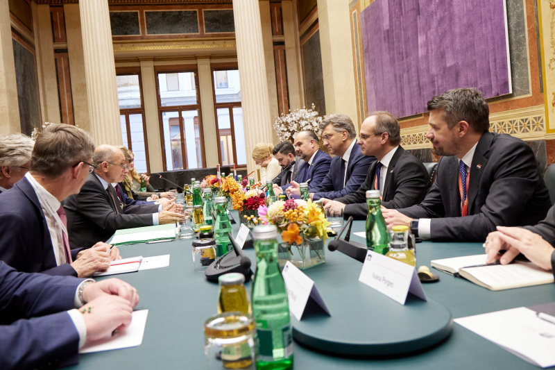 Aussprache. Linke Seite Österreichische Delegation mit Nationalratspräsident Wolfgang Sobotka (ÖVP) (2. von links), rechte Seite Kroatische Delegation mit Kroatischem Premierminister Andrej Plenković (3. von rechts)