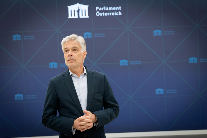 Begrüßung durch Parlamentsdirektor Harald Dossi