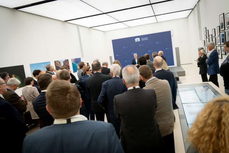 Begrüßung durch Parlamentsdirektor Harald Dossi