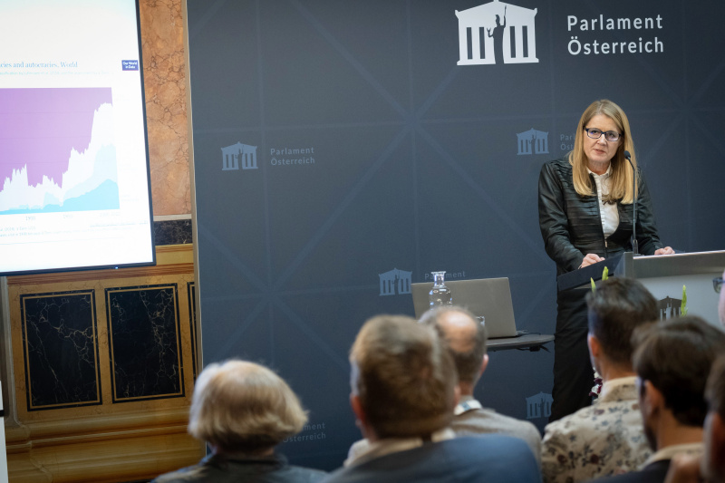 Thematischer Input 'Das Parlament in Krisenzeiten' von Gerlinde Wagner, Leiterin des Rechts-, Legislativ- und Wissenschaftlichen Dienstes der Parlamentsverwaltung