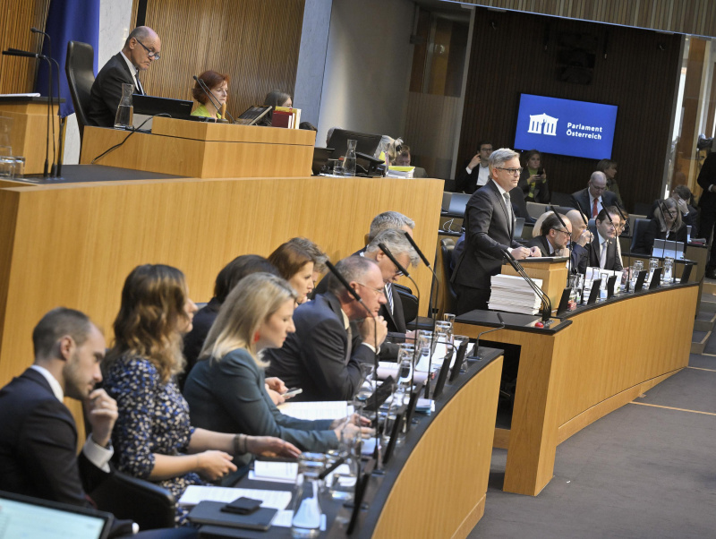 Finanzminister Magnus Brunner (ÖVP) am Rednerpult. 