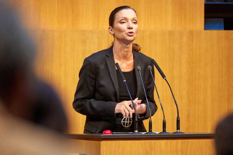 Am Rednerpult Nationalratsabgeordnete Susanne Fürst (FPÖ)