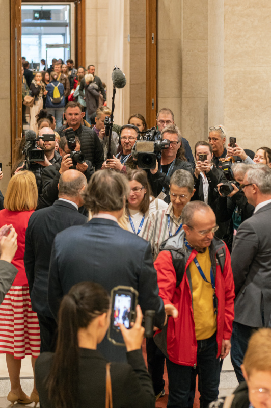 Türöffnung. Begrüßung der ersten Veranstaltungsteilnehmer:innen durch die Nationalrats- und Bundesratspräsident:innen und Klubobleute