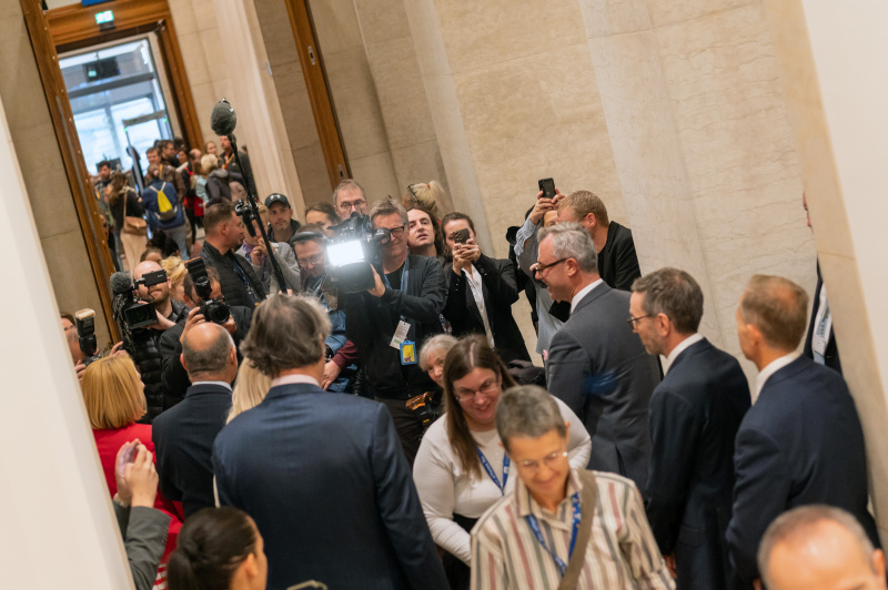 Türöffnung. Begrüßung der ersten Veranstaltungsteilnehmer:innen durch die Nationalrats- und Bundesratspräsident:innen und Klubobleute