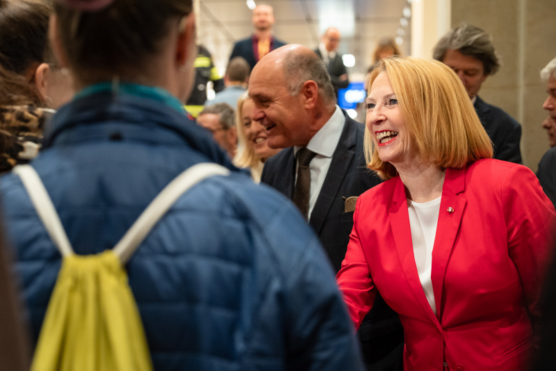 Türöffnung. Begrüßung durch Nationalratspräsident Wolfgang Sobotka (ÖVP) und  Zweite Nationalratspräsidentin Doris Bures (SPÖ)