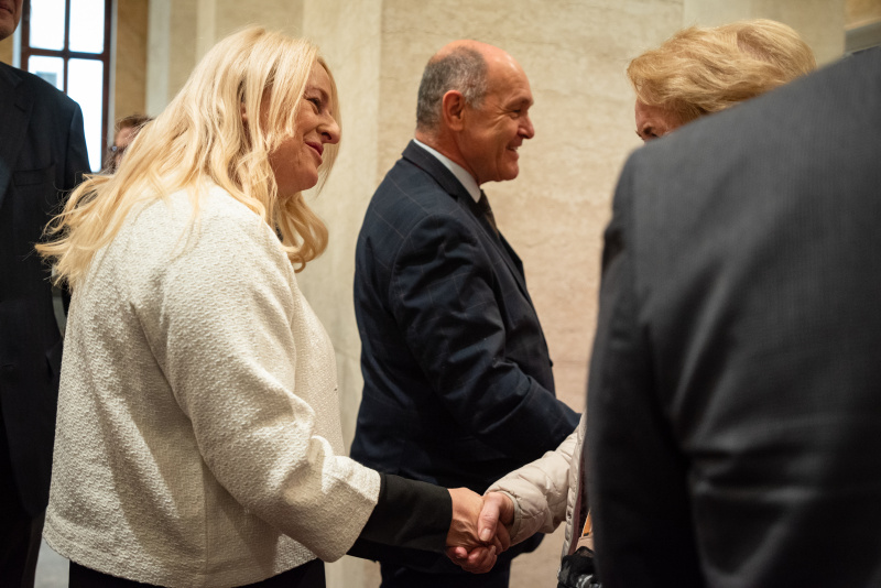 Türöffnung. Begrüßung durch Bundesratspräsidentin Claudia Arpa (SPÖ) und Nationalratspräsident Wolfgang Sobotka (ÖVP)