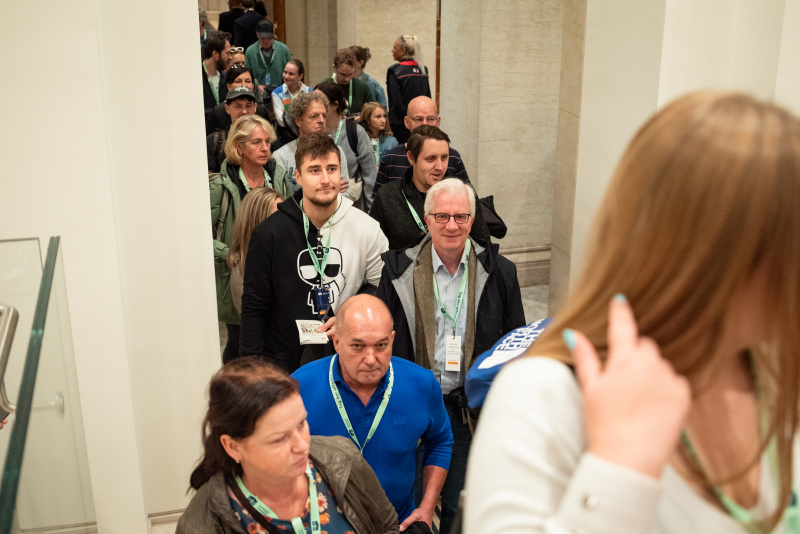 Verantaltungsteilnehmer:innen am Weg ins Parlament