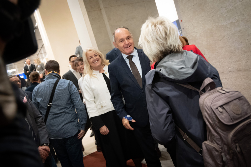 Türöffnung. Begrüßung durch Nationalratspräsident Wolfgang Sobotka (ÖVP) (rechts) und Bundesratspräsidentin Claudia Arpa (SPÖ)