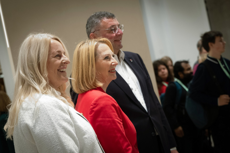 Gruppenfoto, von links: Bundesratspräsidentin Claudia Arpa (SPÖ), Zweite Nationalratspräsidentin Doris Bures (SPÖ), Nationalratsabgeordneter Jörg Leichtfried (SPÖ)