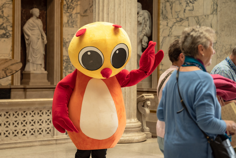 Maskottchen der Demokratiewerkstatt mit Verantaltungsteilnehmer:innen