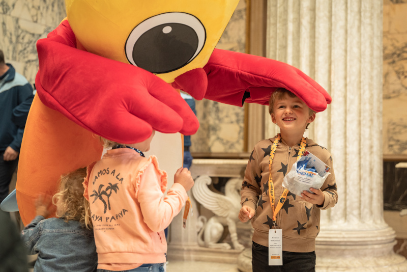 Maskottchen der Demokratiewerkstatt mit Kindern